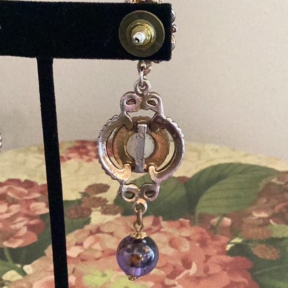 VINTAGE Gorgeous Faux Goldtonepearl & purple Cabushon Drop post pierced earrings - Picture 7 of 8
